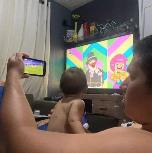 Quando tu compra uma TV para assistir o jogo mas não tem moral